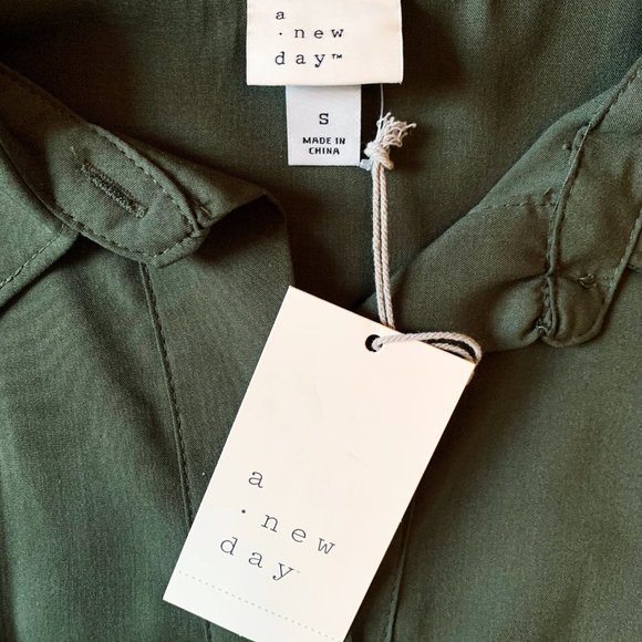 Green Button-Down Short-Sleeved Blouse - Picture 4 of 4